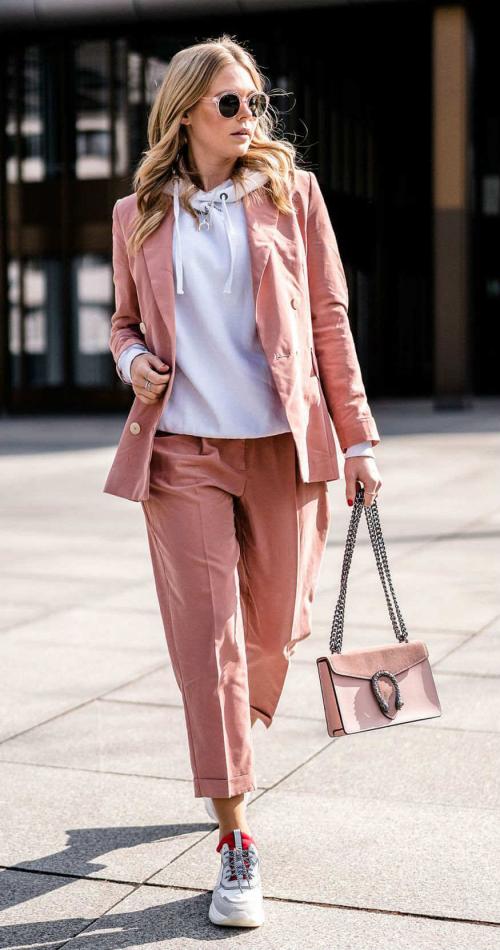 Мода весна-лето 2023 для женщин з.  Что носить женщинам 40+ в сезоне весна-лето 2023: идеи для вашего стильного гардероба