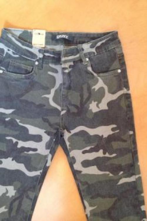 Мужские джинсы с резинкой внизу. Иногда используют трикотажные ленты, которые почти не тянутся.