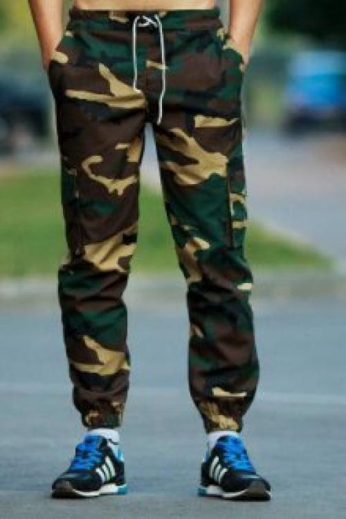 Мужские джинсы с резинкой внизу. Иногда используют трикотажные ленты, которые почти не тянутся.