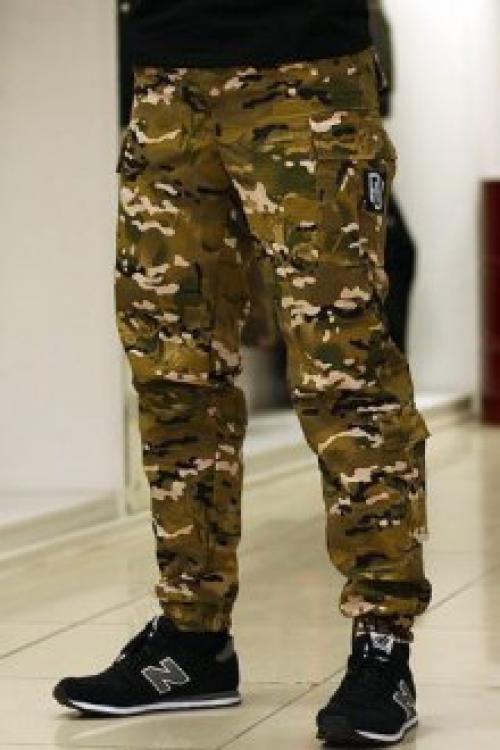 Мужские джинсы с резинкой внизу. Иногда используют трикотажные ленты, которые почти не тянутся.