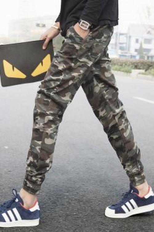 Мужские джинсы с резинкой внизу. Иногда используют трикотажные ленты, которые почти не тянутся.