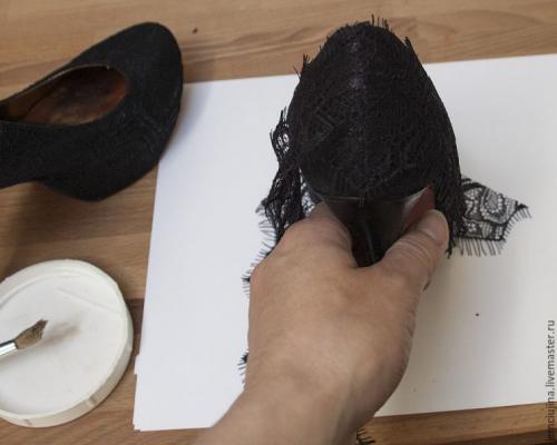 Как украсить туфли кружевом. ДЕКОРИРУЕМ ТУФЛИ С ПОМОЩЬЮ КРУЖЕВА И МИНИАТЮРНЫХ ЭЛЕМЕНТОВ