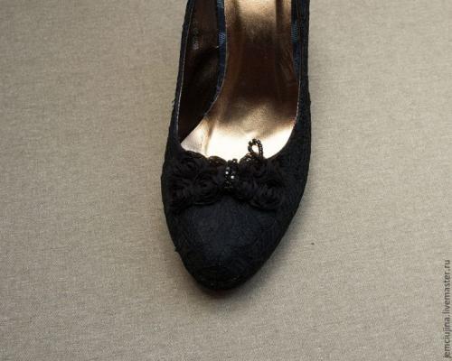 Как украсить туфли кружевом. ДЕКОРИРУЕМ ТУФЛИ С ПОМОЩЬЮ КРУЖЕВА И МИНИАТЮРНЫХ ЭЛЕМЕНТОВ