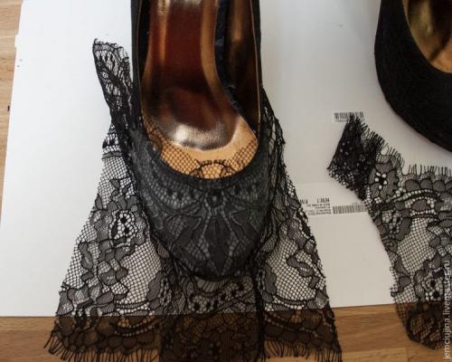 Как украсить туфли кружевом. ДЕКОРИРУЕМ ТУФЛИ С ПОМОЩЬЮ КРУЖЕВА И МИНИАТЮРНЫХ ЭЛЕМЕНТОВ