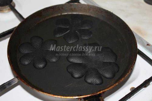 Кожаный декор резиновых сапожек. Цветы из кожи своими руками - мастер-класс 09 Кожаный декор резиновых сапожек. Цветы из кожи своими руками - мастер-класс 09