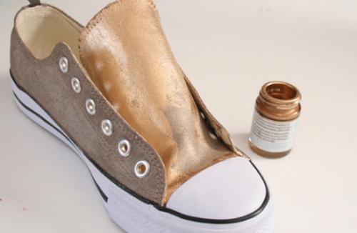 Как украсить кроссовки своими руками. Как модно украсить своими руками кеды или сникерсы