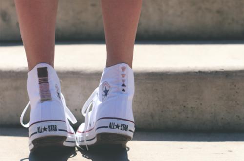 Как украсить кроссовки своими руками. Как модно украсить своими руками кеды или сникерсы