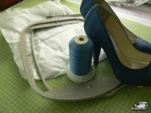 Как обклеить туфли кружевом. Как украсить туфли вышитым кружевом