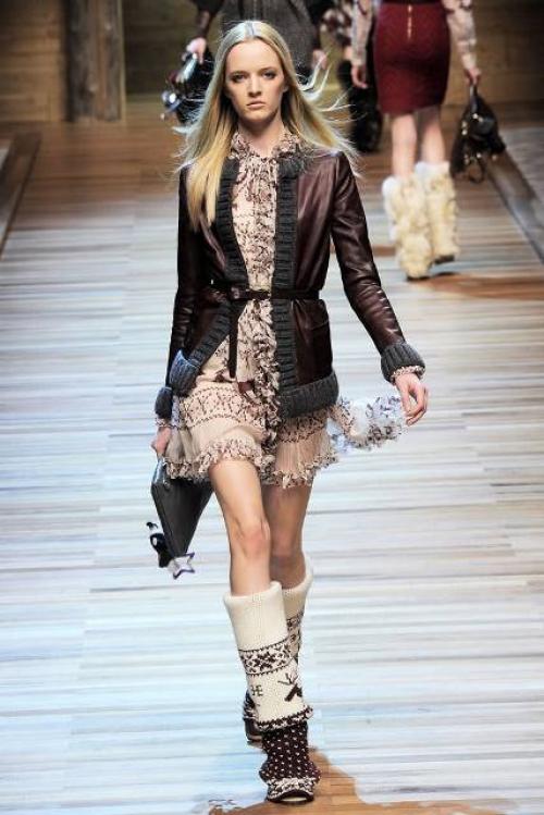 Какие цвета лучше всего сочетаются с чёрными гетрами выше колена осенью. С чем носить теплые гетры