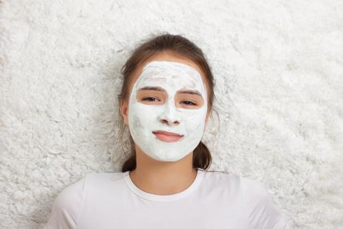 Черная глина для лица от прыщей. Как использовать косметическую глину при белых прыщах вокруг рта