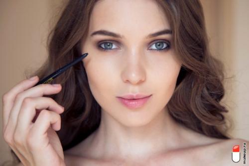 Макияж для голубых глаз. Макияж для русоволосых с голубыми глазами пошагово