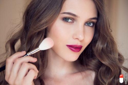 Макияж для голубых глаз. Макияж для русоволосых с голубыми глазами пошагово