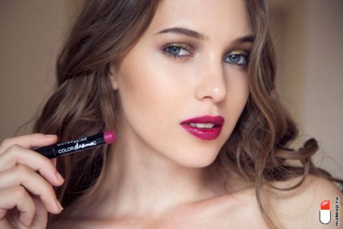 Макияж для голубых глаз. Макияж для русоволосых с голубыми глазами пошагово