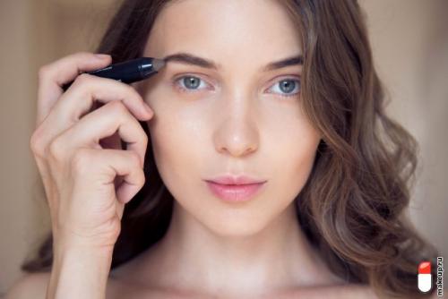 Макияж для голубых глаз. Макияж для русоволосых с голубыми глазами пошагово