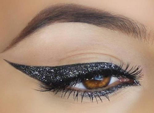Вечерний макияж со стрелками для карих. Со стрелками