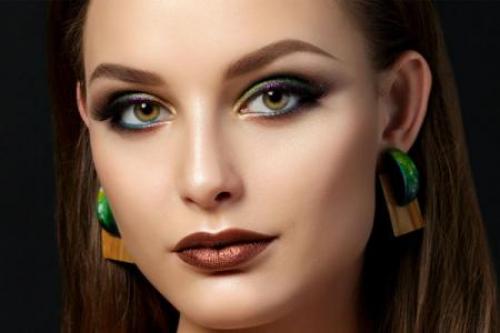 Макияж для голубых глаз брюнеток. Макияж для голубых глаз: пошаговые уроки (60 фото)