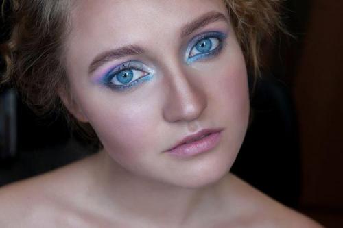 Макияж для голубых глаз брюнеток. Макияж для голубых глаз: пошаговые уроки (60 фото)