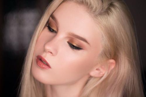 Макияж для зеленых глаз блондинки. Макияж для зеленоглазой блондинки: фотоинструкция
