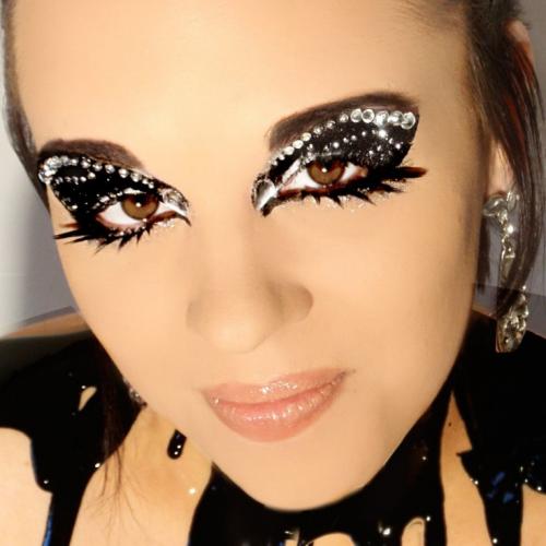 Привлекательный макияж для черных глаз. Черный макияж глаз — модные идеи, как сделать современный эффектный черный макияж глаз. 120 фото красивых сочетаний