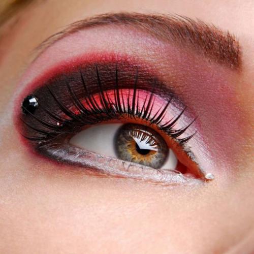 Привлекательный макияж для черных глаз. Черный макияж глаз — модные идеи, как сделать современный эффектный черный макияж глаз. 120 фото красивых сочетаний