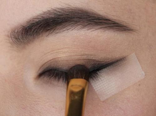 Легкий вечерний макияж для карих глаз. Пошаговая техника нанесения 07