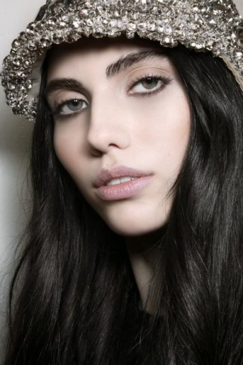 Макияж для серых глаз на каждый день. Макияж для девушек с серыми глазами и темными волосами: разные варианты