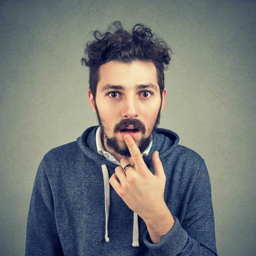 Короткие стрижки на кудрявые волосы мужские. Модные мужские стрижки для вьющихся коротких волос в 2021 году