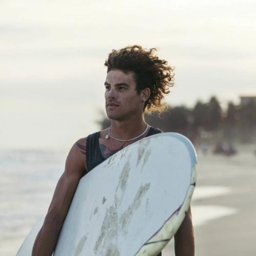 Короткие стрижки на кудрявые волосы мужские. Модные мужские стрижки для вьющихся коротких волос в 2021 году