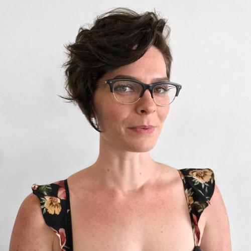 Стрижки для кудрявых волос молодящие. Молодящие стрижки на кудрявые волосы: интересные идеи причёсок для дам бальзаковского возраста, фото