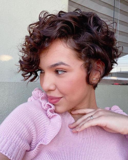 Ассиметричный боб на кудрявые волосы. Асимметричный боб для вьющихся волос: особенности стрижки и 10 модных идей