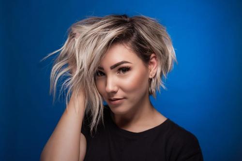 Ассиметричный боб на кудрявые волосы. Асимметричный боб для вьющихся волос: особенности стрижки и 10 модных идей