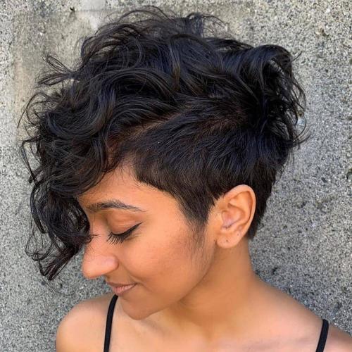 Ассиметричный боб на кудрявые волосы. Асимметричный боб для вьющихся волос: особенности стрижки и 10 модных идей