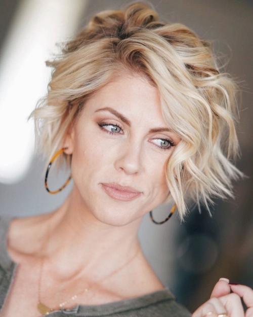 Ассиметричный боб на кудрявые волосы. Асимметричный боб для вьющихся волос: особенности стрижки и 10 модных идей