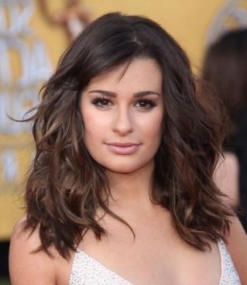 Стрижки для вьющихся волос без укладки 2023. Модные красивые женские стрижки на вьющиеся волосы средней длины: с челкой и без не требующие укладки. Новинки 2023