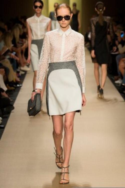 С чем носить черную кружевную блузку. Кружевные блузки: модели нового сезона