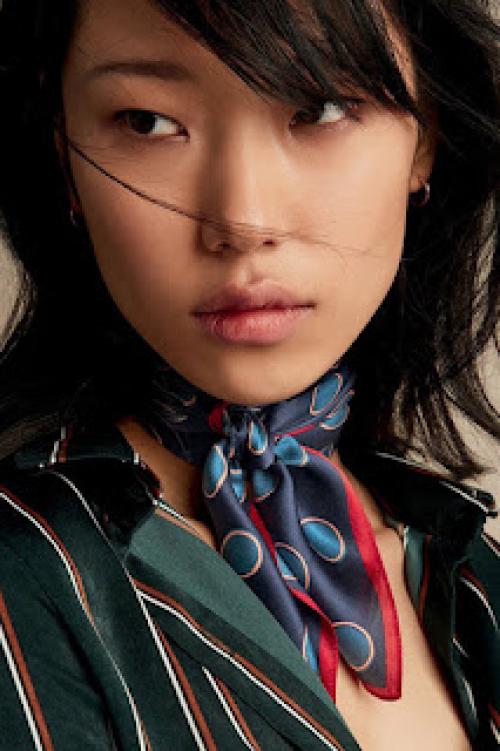 Какие виды платков можно использовать для стилизации белой рубашки.  Как завязать платок