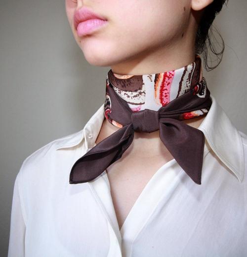 Как сочетать белую рубашку и платку в одном образе. Блузка или рубашка с платком