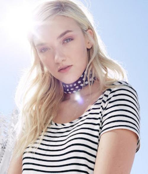 Какие виды платков можно использовать для стилизации белой рубашки.  Как завязать платок