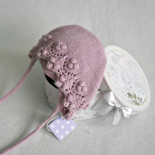 Вязаная шапочка для новорожденного. Чепчик для новорожденного спицами — пошаговые схемы и мастер-классы с описанием вязания красивого чепчика для девочки и мальчика