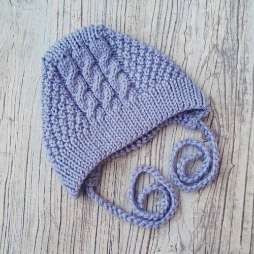 Вязаная шапочка для новорожденного. Чепчик для новорожденного спицами — пошаговые схемы и мастер-классы с описанием вязания красивого чепчика для девочки и мальчика