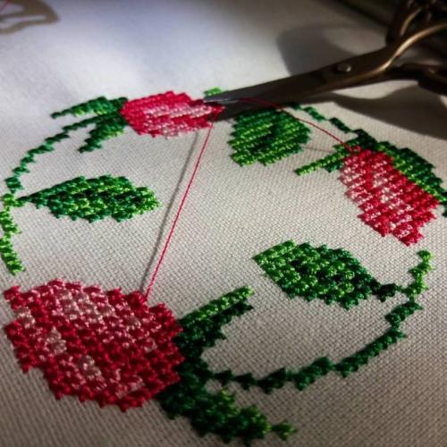 Как выбрать правильный узор для вышивки на белой рубашке. Что следует знать, перед тем как приступать к работе?