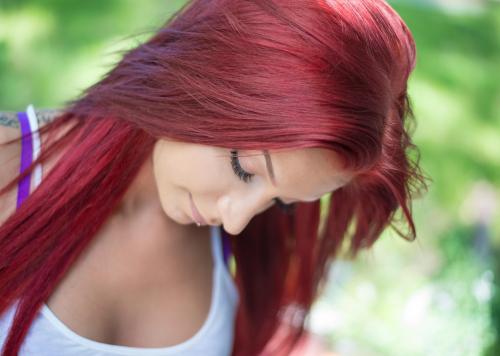 Как закрасить красный цвет волос в коричневый. Салонное удаление пигмента