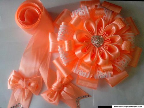 Как прикрепить атласную ленту к шапочке для девочки. Вынос ребенка из роддома – украшения для детского душа