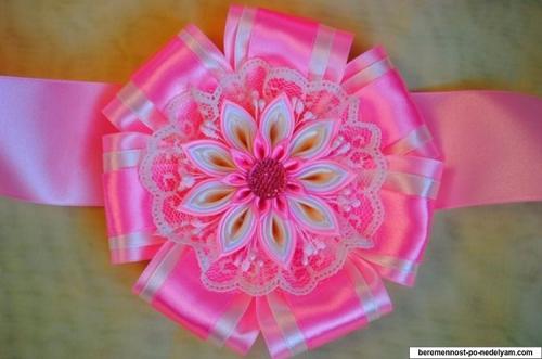 Как прикрепить атласную ленту к шапочке для девочки. Вынос ребенка из роддома – украшения для детского душа