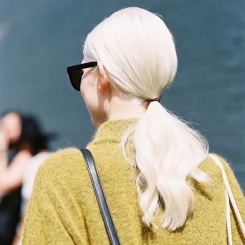 Чем покрасить волосы в белый цвет на один день. Как добиться белого цвета