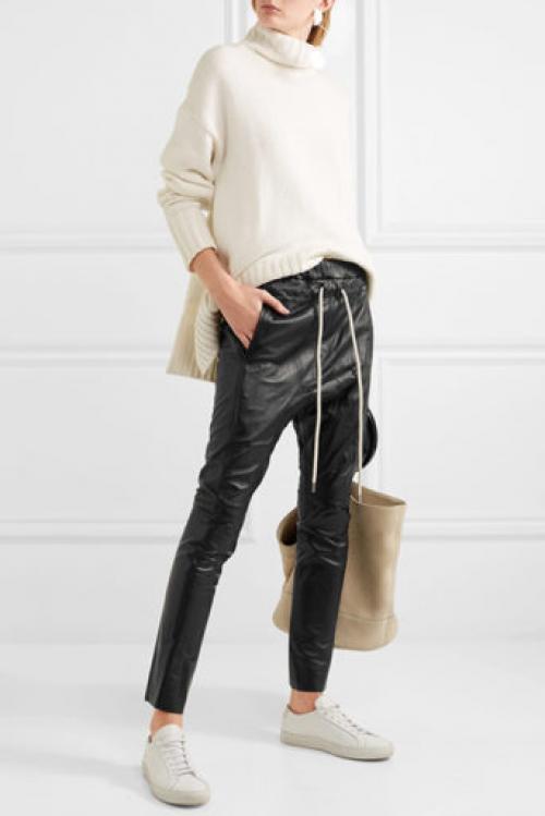 Как сочетать черные бархатные брюки с кроссовками. Как носить брюки с кроссовками правильно