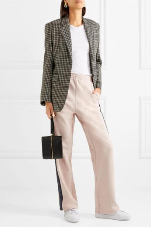 Как сочетать черные бархатные брюки с кроссовками. Как носить брюки с кроссовками правильно