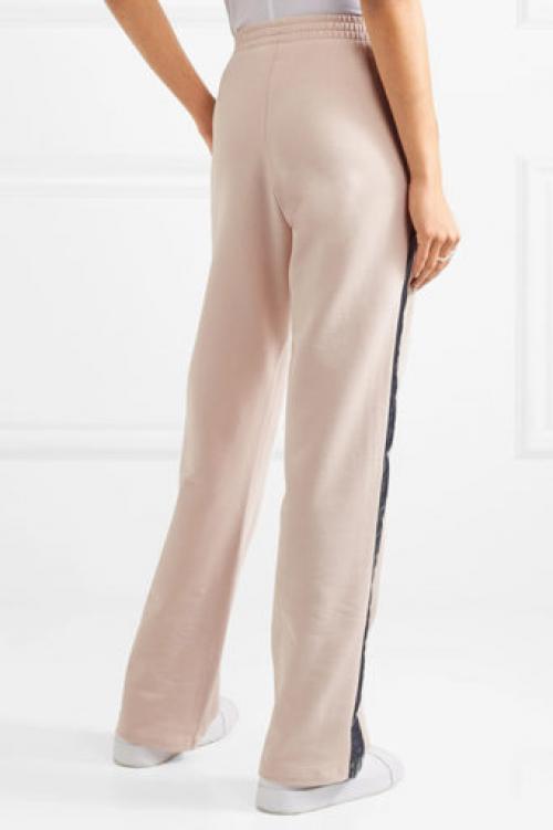 Как сочетать черные бархатные брюки с кроссовками. Как носить брюки с кроссовками правильно