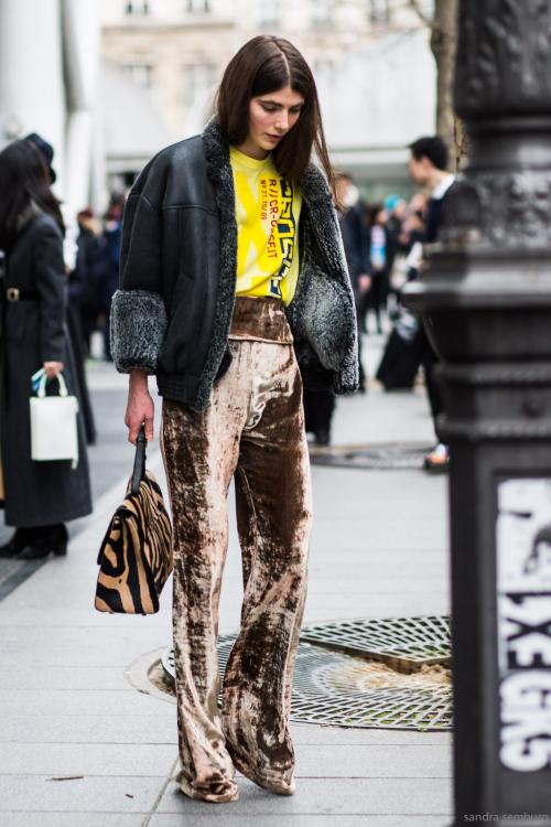 С чем носить черные бархатные брюки женщине. Как и с чем носить?