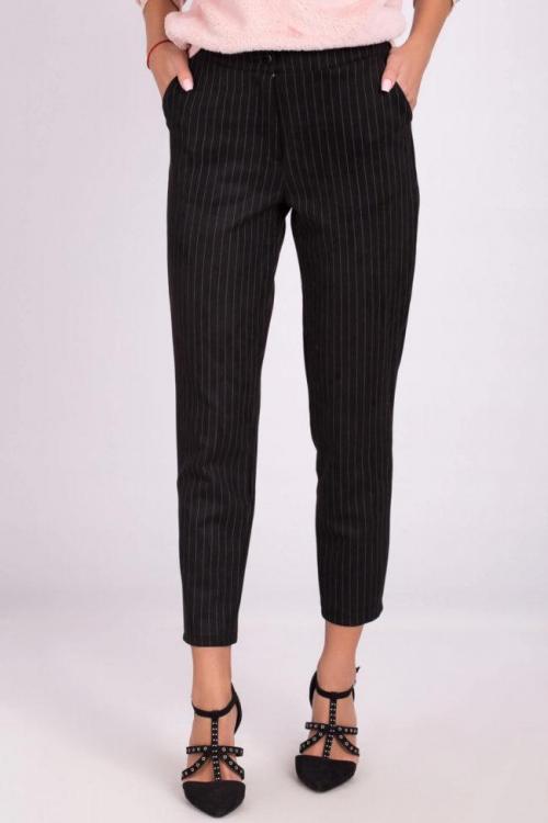 С чем носить брюки черные. Модные фасоны и модели черных брюк, с чем их лучше носить